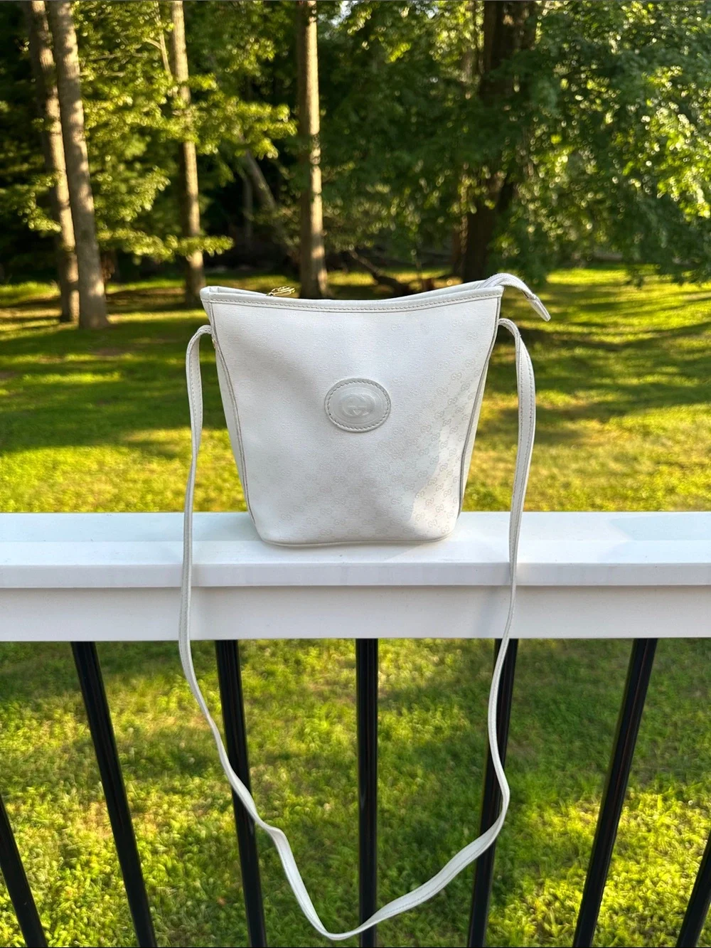 Gucci White Crossbody Bucket Bag
